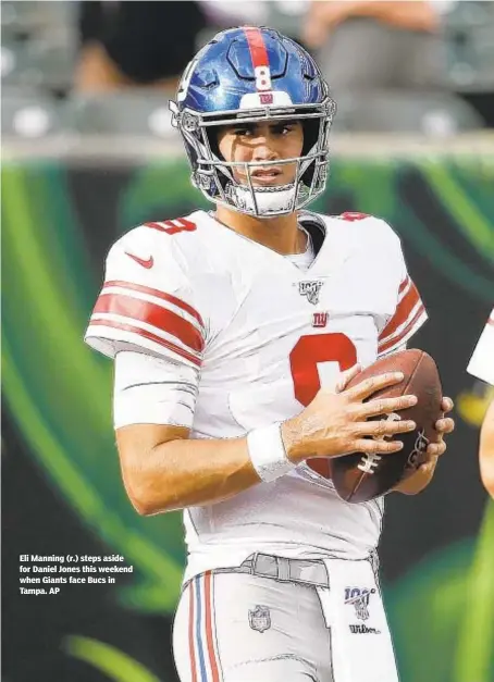  ??  ?? Eli Manning (r.) steps aside for Daniel Jones this weekend when Giants face Bucs in Tampa. AP