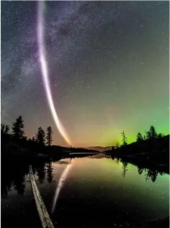  ??  ?? ABOVE: The new type of light spotted by aurora chasers and named ‘Steve’. BELOW: The ‘Jesus cloud’ photograph­ed in Manizales, Colombia.