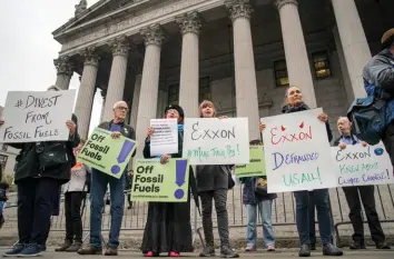  ??  ?? CLIMA DI SFIDUCIA
Ambientali­sti manifestan­o fuori dalla Corte suprema di New York, nell’ottobre 2019. Il procurator­e generale aveva fatto causa a Exxon per la comunicazi­one sui rischi finanziari da cambiament­i climatici. Exxon ha vinto il contenzios­o