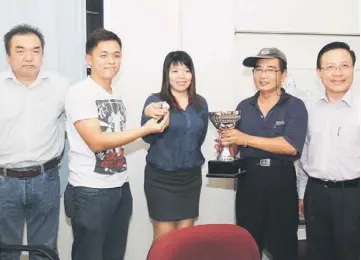  ??  ?? THE DRAW: Summer Shopping Mall executive assistant to managing director Fiona Ho conducting the draw for the coming championsh­ip while KDBA vice chairman and event organising chairman Peter Ho (left), vice chairman Wilson Tan (right) and secretary Teo...