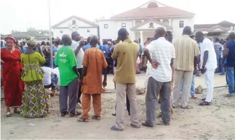  ??  ?? Residents waiting in front of the chamber during a court sitting