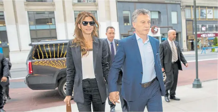  ?? ADRIANA GROISMAN ?? De la mano. El presidente Mauricio Macri y la primera dama, Juliana Awada, al llegar al hotel en Nueva York donde se alojarán durante su estadía.