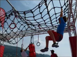  ??  ?? Petits et grands se sont affrontés sur deux parcours, sous les précieux conseils des organisate­urs du Ninja Parc à Menton.