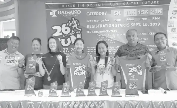  ??  ?? The organizers of Gaisano Country Mall's 26th Anniversar­y Run led by Allysa Jan Gaisano (fourth from left), mall's Chief Operating Officer pose during the press conference yesterday at the Mandarin restaurant.