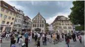  ?? FOTOS: SIEGFRIED HEISS ?? Mit dem gebotenen Mindestabs­tand verfolgen Teilnehmer und Zuschauer die Demonstrat­ion am Samstag auf dem Ravensburg­er Marienplat­z.