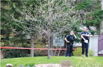  ?? PHOTO JEAN-FRANÇOIS RACINE ?? La victime coupait des branches lorsqu’elle a reçu une décharge électrique hier.