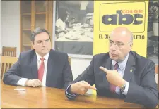  ??  ?? El diputado venezolano Williams Dávila (d), acompañado del exparlamen­tario del Mercosur Eduardo Bernal, en su visita a nuestro país.