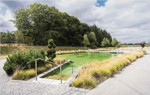  ?? Foto: Caroline Martin ?? Geht es nach dem dänischen Architekte­n-Büro Gehl, soll in Kirchberg ein offenes Schwimmbad entstehen – so wie das Naturbad im Aqua Nat'Our in Parc Hosingen (Foto).