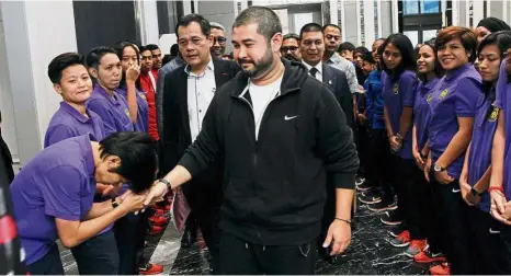  ?? — RICKY LAI/ The Star ?? All the best: FAM president Tunku Ismail Sultan Ibrahim (centre) meeting the national Under-23 football team at the St Regis Hotel in Kuala Lumpur yesterday.