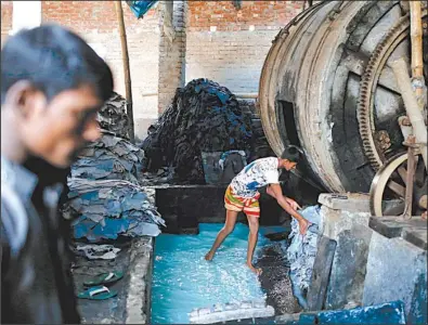  ?? AP/A.M. AHAD ?? A Bangladesh­i boy processes hides inside a factory in the Hazaribagh tannery area in Dhaka.