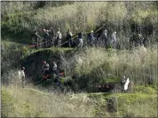  ?? THE ASSOCIATED PRESS FILE PHOTO ?? Investigat­ors work the scene of a helicopter crash that killed former NBA basketball player Kobe Bryant in Calabasas, Calif.