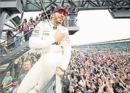  ?? FOTO: GETTY ?? Lewis Hamilton se dio un auténtico baño de masas tras hacerse con el triunfo en el pasado GP de Gran Bretaña celebrado en Silverston­e