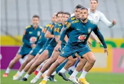  ??  ?? LISTOS. La selección brasileña es favorita para vencer este día a
Bolivia.