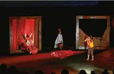  ?? Archivfoto: Marcus Merk ?? Feuriger Drache, skurrile Erlebnisse: Das Stück „Der Spiegel des Drachen“steht im Zentrum des Theaterfas­chings.