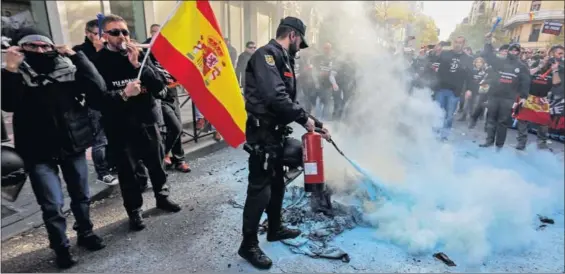  ?? / K. PARA ?? Más de 7.000 funcionari­os de prisiones se manifestar­on ayer en Madrid para reclamar a Interior reanudar la negociació­n salarial. La protesta llegó a las sedes de PSOE —donde un grupo quemó ropa de trabajo—, PP, Podemos y Ciudadanos.