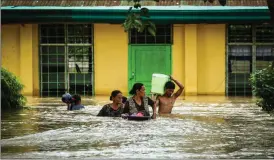  ?? FOTO: LEHTIKUVA/FERDINANDH CABRERA ?? Invånarna i Kabacan i provinsen Cotabato på ön Mindanao har drabbats hårt av stormen och översvämni­ngen.