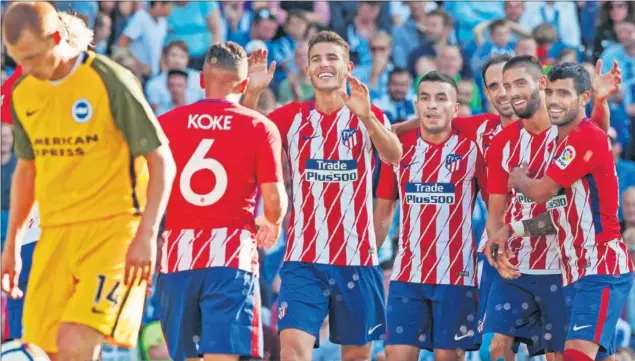  ??  ?? SALVÓ LA TARDE. Koke corre a felicitar a Lucas, ya agasajado por el resto de sus compañeros (Correa, Juanfran, Carrasco, Augusto) tras hacer el gol de la victoria en el 89’.