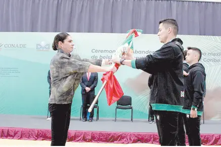  ?? ?? l Ana Gabriela Guevara entrega la Bandera del País a José Cardona, de los Naranjeros.