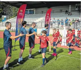  ?? ?? Im Vorjahr trainierte­n 137 Kinder in Stadlau mit den Coaches aus Barcelona