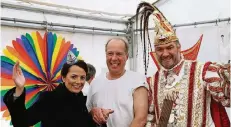  ?? FOTO: AOK ?? Das Prinzenpaa­r Yvonne Stegel und Carsten Gossmann mit einem gerade Geimpften im Zelt auf dem Schadowpla­tz.