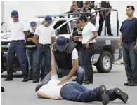  ??  ?? Capacitaci­ón. 100 cadetes actualment­e estudian en la Academia Estatal de Policía.