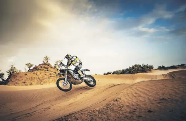 ??  ?? ► Pablo Quintanill­a comanda su motociclet­a Husqvarna en el desierto de Marruecos.