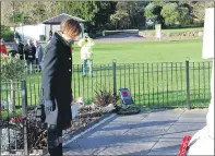  ??  ?? Iona, dowager Duchess of Argyll, pays her respects after laying a wreath on behalf of the Lieutenanc­y of Argyll and Bute. 06_a46InvReme­mbrance09