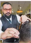  ?? FOTO: IMAGO STOCK&PEOPLE/WESTEND61 ?? Die Schere geht auseinande­r: Für einen Haarschnit­t zahlen Männer im Schnitt 12,50 Euro weniger als Frauen.
