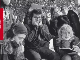  ??  ?? A SCUOLA
Daniele Ciprì, 58 anni, con i ragazzi della scuola di cinema indipenden­te Piano Focale di Palermo.