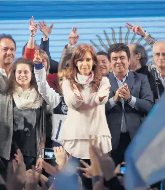  ?? DANIEL VIDES - AFP ?? Recomeço. Cristina comemora votação obtida em prévia: ex-presidente retorna à política