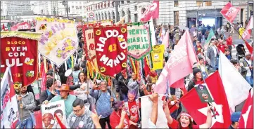  ?? — AFP photo ?? Supporters of Haddad take part in a campaign rally in downtown Sao Paulo.