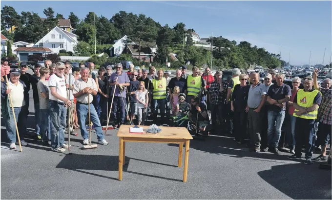  ?? FOTO: GMF ?? STOR INNSATS: Det er høy aktivitet i Grimstad Motorbåtfo­rening. Bildet fra vedlikehol­dsarbeid i Grømbukt siste torsdag før St. Hans, 18. juni, hvor det møtte hvor det møtte 79 medlemmer.