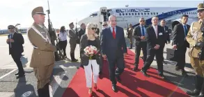  ?? (Chaim Zach/GPO) ?? PRIME MINISTER Benjamin Netanyahu and his wife, Sara, are welcomed yesterday at the airport in Budapest.