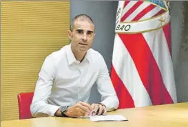  ?? FOTO: ATHLETIC ?? Gaizka Garitano, firmando su prolongaci­ón de contrato con el Athletic