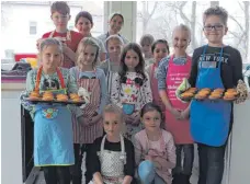  ?? FOTO: LARISSA SCHÜTZ ?? Tanja Lipke-Baus zeigt den Kindern in der Osterbäcke­rei, wie sich das Fest mit Leckereien versüßen lässt.