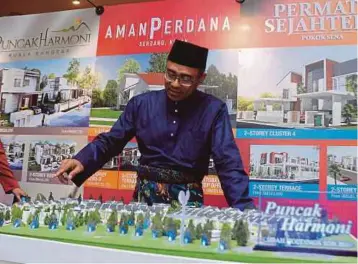  ??  ?? IZHAM memberi penerangan mengenai projek perbandara­n bersepadu yang dilancarka­n.