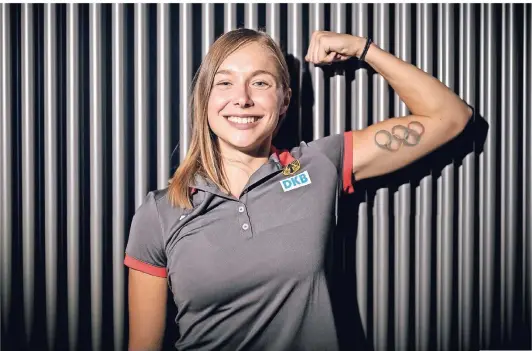  ?? FOTO: DPA ?? Fünf Ringe auf dem Oberarm: Gina Lückenkemp­er zeigt im Trainingsz­entrum im brandenbur­gischen Kienbaum Ende Juli ihr olympische­s Tattoo.