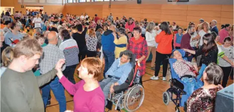  ?? FOTO: ANGELA HERMLE ?? Kaum einen freien Platz gab es auf der Tanzfläche: In begeistert­er Stimmung bewegten sich die Partygäste zur Musik.