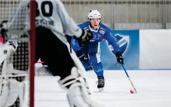  ?? Bild: Sebastian Lamotte ?? IFK Vänersborg­s Robin Lundqvist ska magnetrönt­ga sitt skadade knä, men ytterhalve­n kommer att bli borta från spel i minst två veckor framöver.