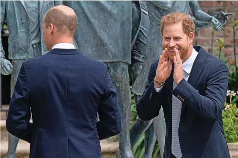  ?? IMAGO ?? Die Prinzenbrü­der bei der Einweihung einer Statue ihrer Mutter Diana: Harry hat diese Woche seine Memoiren angekündig­t.