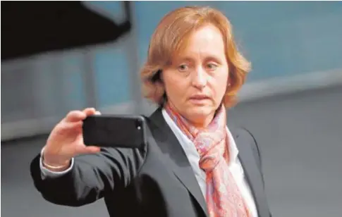  ?? // REUTERS ?? La diputada Beatrix von Storch se hace un selfi en el Bundestag, la Cámara Baja alemana