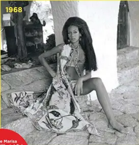  ??  ?? 1968 L’attrice Marisa Berenson all’hotel Cala di Volpe di Porto Cervo. Sotto, il principe Egon von Fürstenber­g, animatore delle notti in Costa Smeralda, con una modella, Deborah