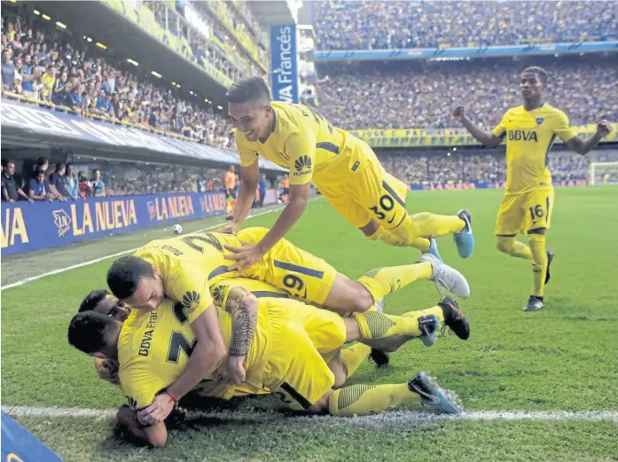  ?? Daniel jayo ?? Tevez festeja con Pavón, Jara y Reynoso: a los 3 minutos Boca ya estaba en ventaja; el líder, implacable, derrotó 4-2 a San Martín (SJ) y le lleva... 24 puntos a River