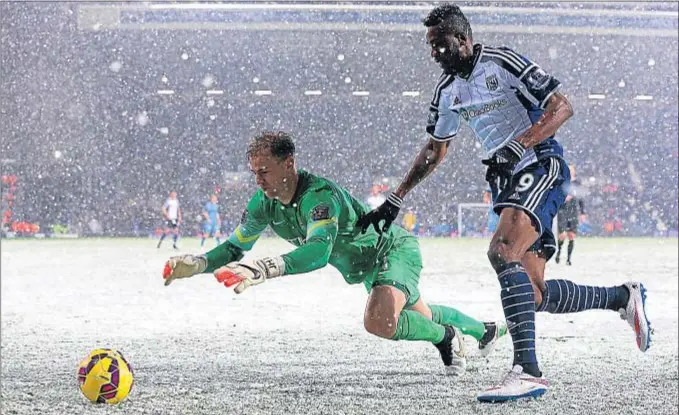  ?? SCOTT HEAVEY / GETTY IMAGES ?? El portero del Manchester City Joe Hart protege un balón ayer bajo una intensa nevada en The Hawthorns, el estadio del West Bromwich