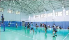  ?? PHOTOS PROVIDED TO CHINA DAILY ?? From top: Representa­tives attend the launch ceremony of the refurbishm­ent project. The gymnasium at Hubei University returns to normal thanks to Covestro’s innovative coating solutions.