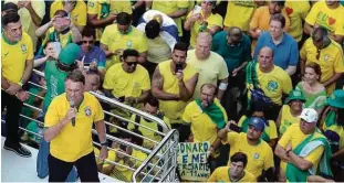  ?? Carla Carniel - 25.fev.24/reuters ?? O ex-presidente Jair Bolsonaro (PL) em ato de apoiadores em São Paulo, na avenida Paulista, em fevereiro; nova manifestaç­ão foi convocada no Rio de Janeiro