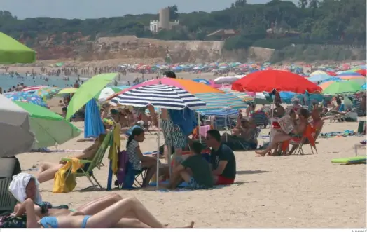  ?? S. RAMOS ?? La playa de La Barrosa, repleta de bañistas.
