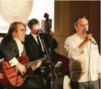  ??  ?? Sternekoch Karl Baumgartne­r begeistert­e mit Kochund Gesangskun­st: Er sang begleitet von Riccardo Doppio und seiner Band den Klassiker „O sole mio“.