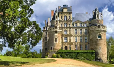  ?? ?? Le château de Brissac (Maine-etLoire), ancien château fort du siècle renconstru­it au siècle, est le théâtre du début de la réconcilia­tion entre Louis XIII et sa mère Marie de Médicis, lors d’une première entrevue, le 13 août 1620.