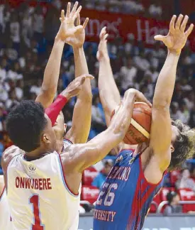  ?? JUN MENDOZA ?? EAC’s Sidney Onwubere tries to gain possession off the face of Lervin Flores of Arellano during a rebound play.